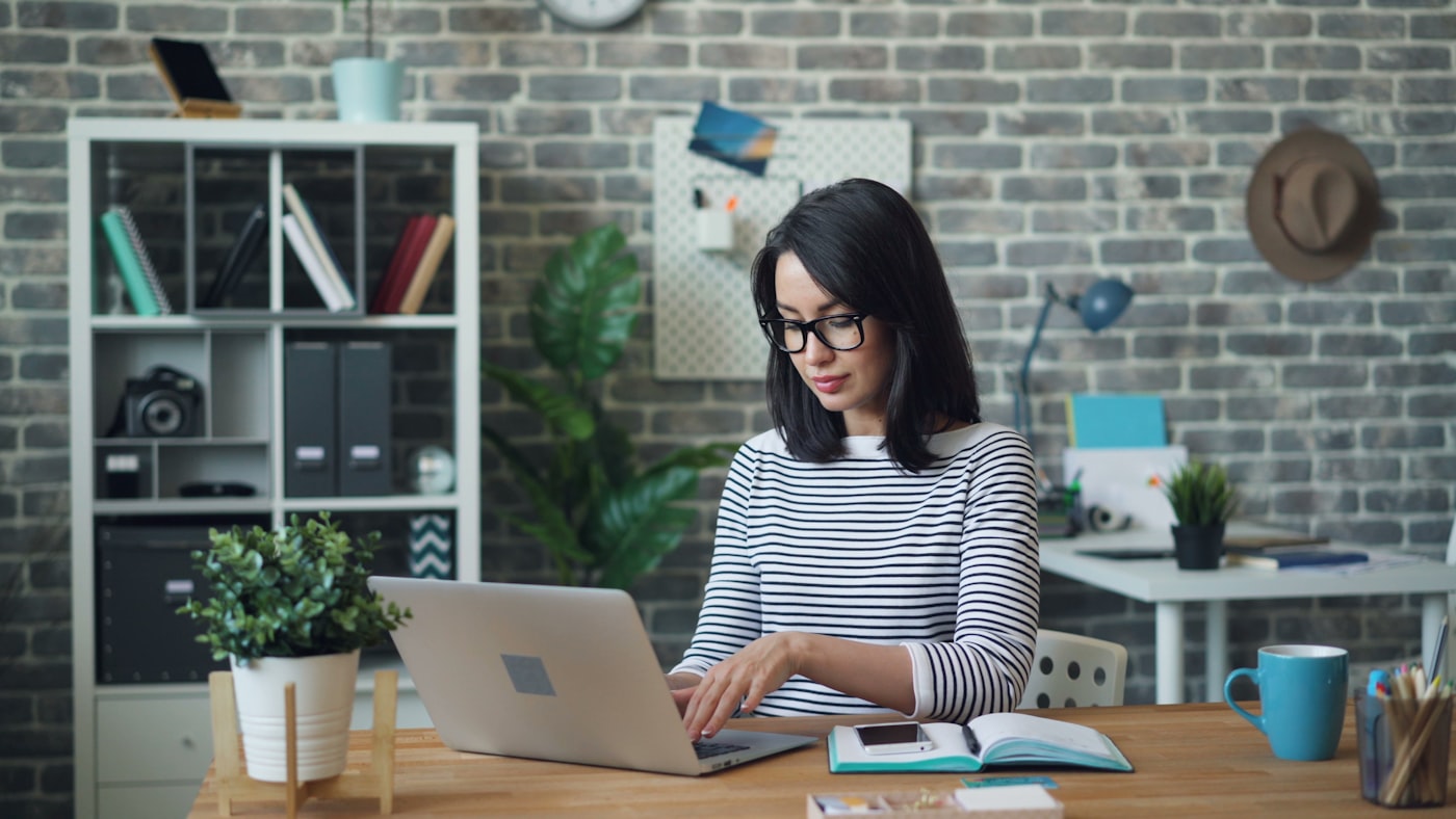A person applying for a UK licence online at their laptop